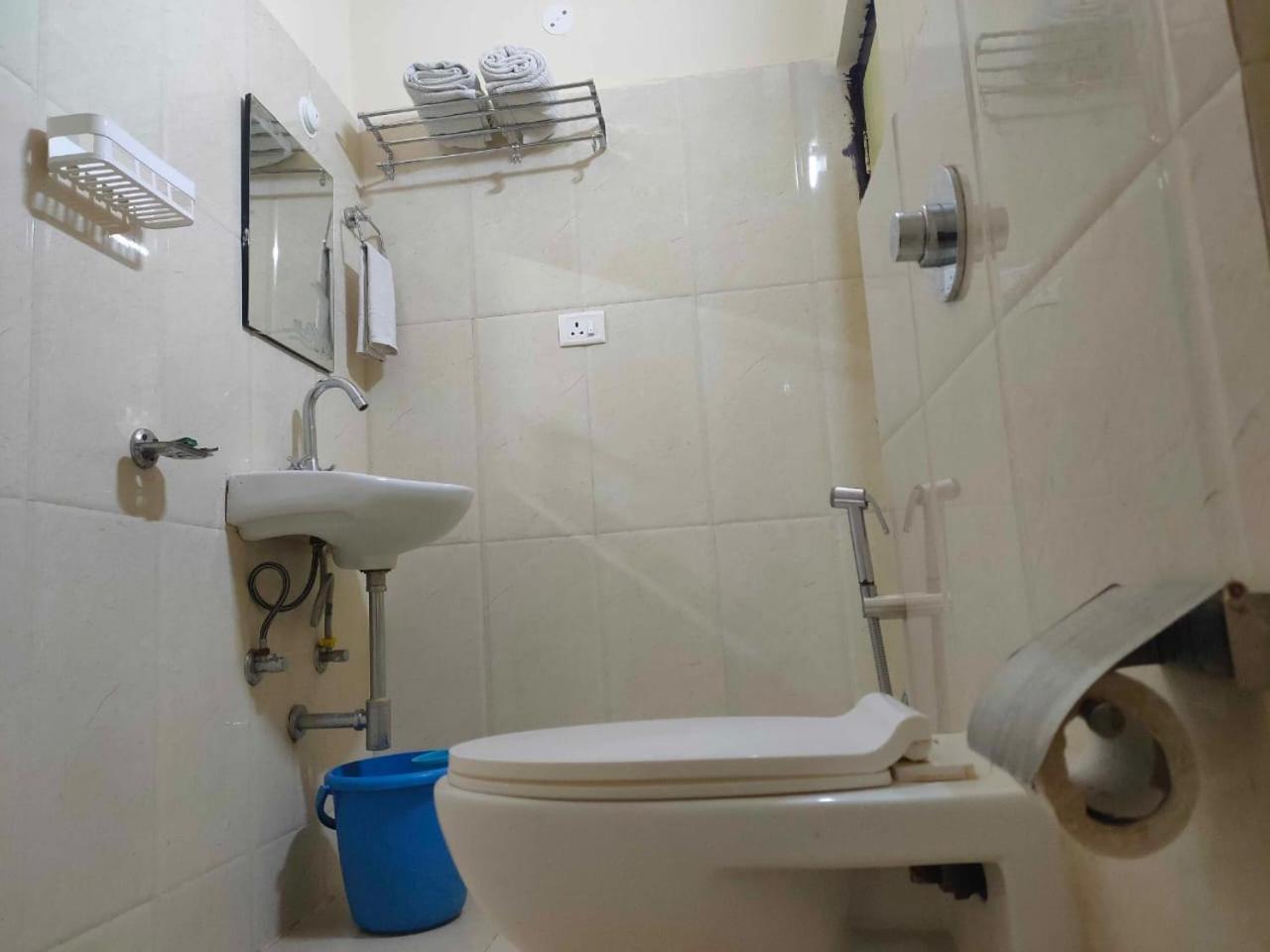 Hotel Mirana Guwahati Buitenkant foto